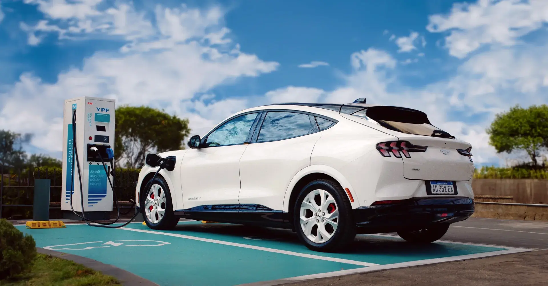 Dónde cargar un auto eléctrico en Argentina: mapa, fichas y rutas